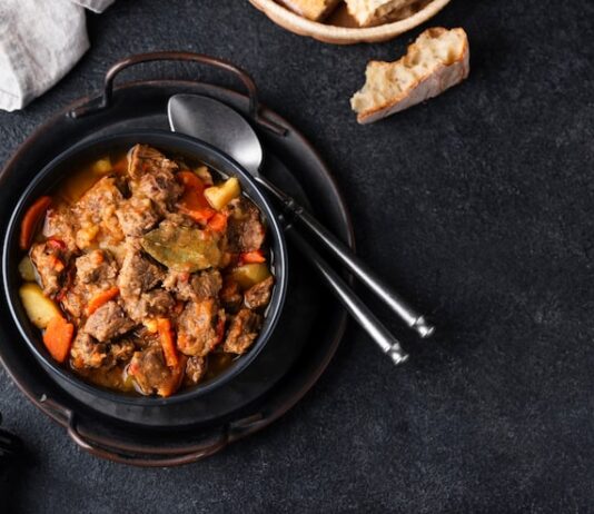 Свинина на сковороде с подливкой