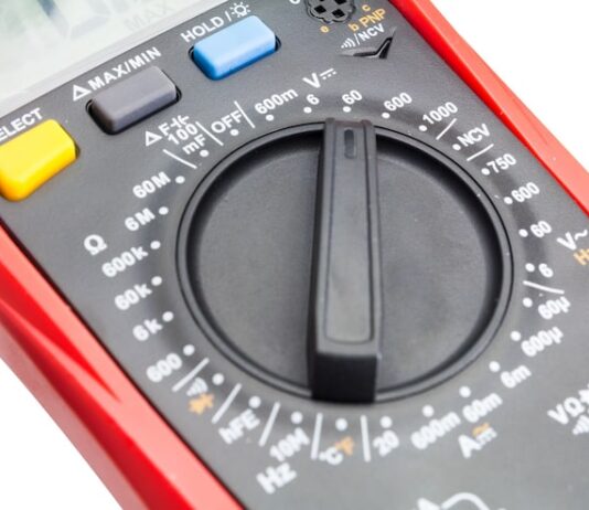 Измерение переменного напряжения на мультиметре