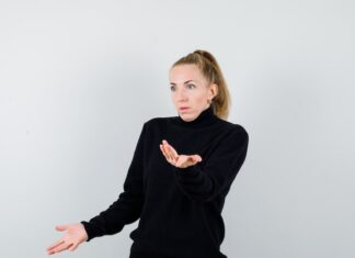 Чешется ребро левой ладони: примета и значение