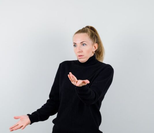 Чешется ребро левой ладони: примета и значение