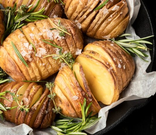 Картошка в духовке: простой рецепт