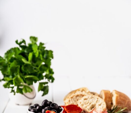 Холодные закуски на стол: простые рецепты