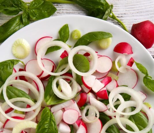 Крабовые палочки с сыром и помидорами: простой и вкусный салат