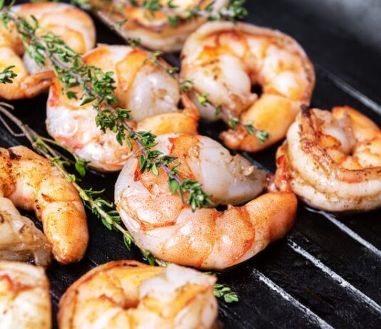 Жареные креветки на сковороде: простые рецепты