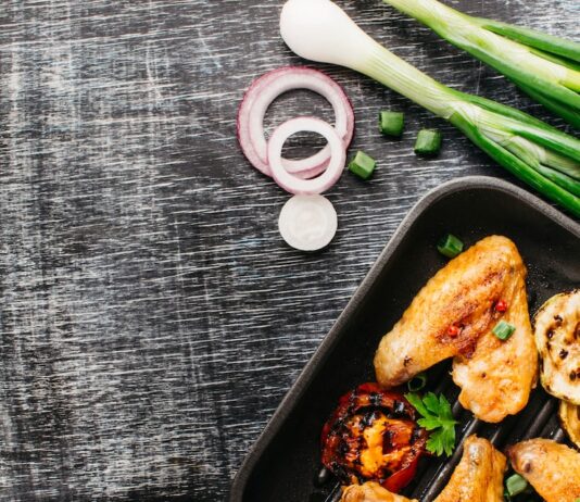 Жарим бедра курицы на сковороде