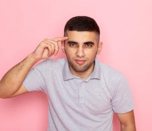 Чешется левая бровь у мужчины: причины и способы лечения