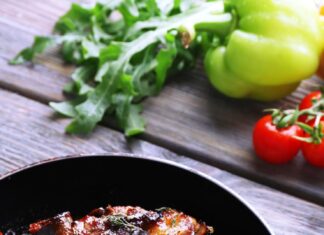 Свиные ребра с капустой в тушеном виде