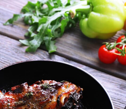 Свиные ребра с капустой в тушеном виде