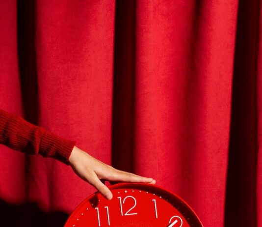 Три тройки на часах: значение и тайна