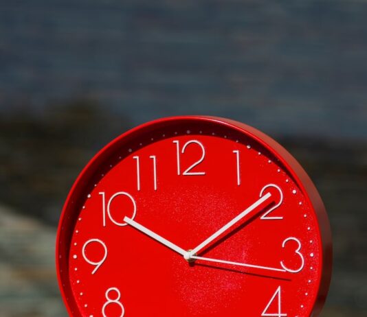 Число 22:55 на часах: значение и тайна