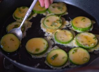 Кабачок и баклажан на сковороде