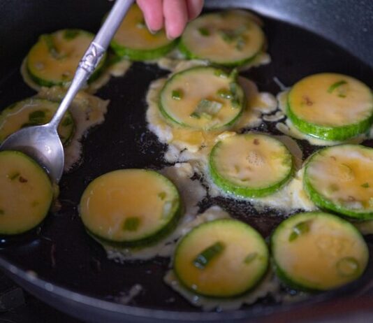 Кабачок и баклажан на сковороде