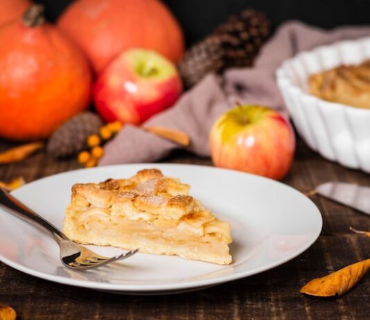 Шарлотка с яблоками: классический рецепт