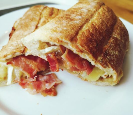 Слойка с ветчиной и сыром