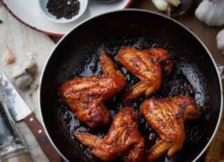 Курица в соусе на сковороде