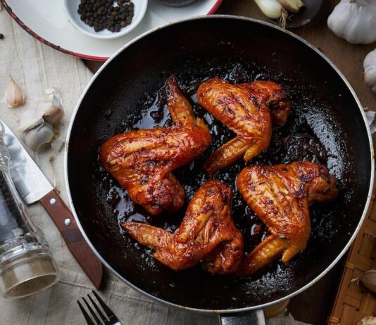Курица в соусе на сковороде