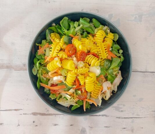 Салат с фасолью, курицей и кукурузой