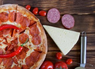 Пицца с помидорами и колбасой