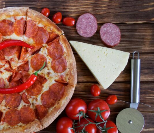 Пицца с помидорами и колбасой