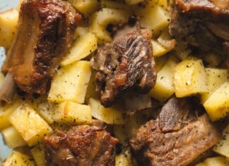 Свиные ребрышки с картошкой: простой рецепт