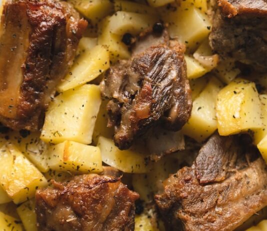 Свиные ребрышки с картошкой: простой рецепт