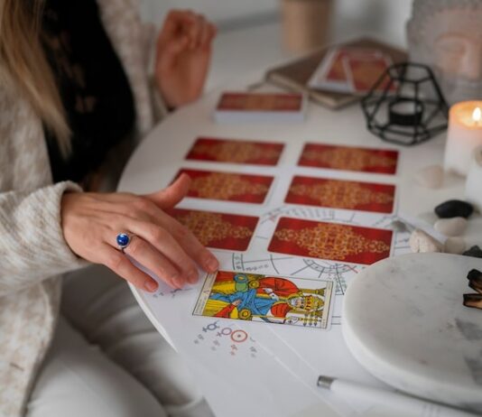 Расклад Таро на чувства онлайн