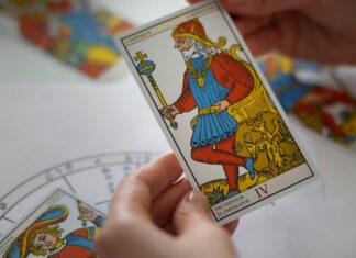 Король Жезлов: Понимание чувств в Таро