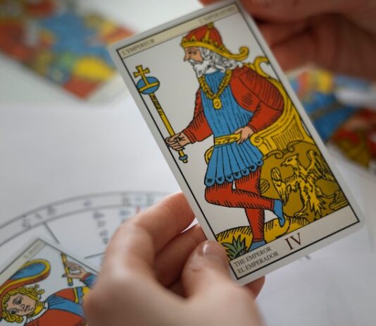 Король Жезлов: Понимание чувств в Таро