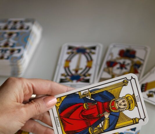 Туз Мечей в Таро: влияние на отношения