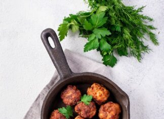 Фрикадельки с соусом в духовке