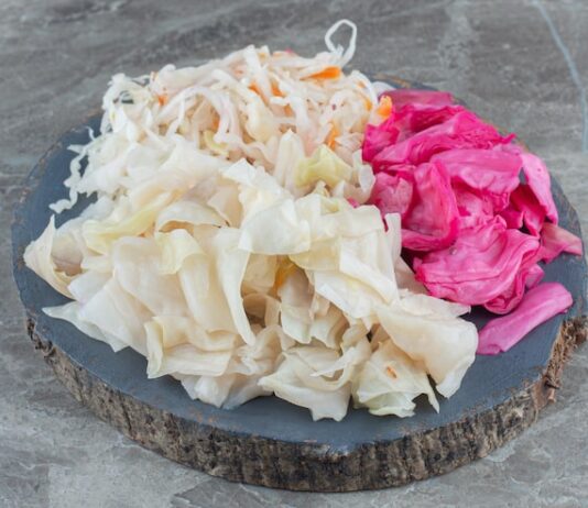 Капустный салат с луком