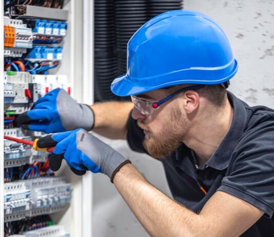 Как правильно завести кабель в щиток