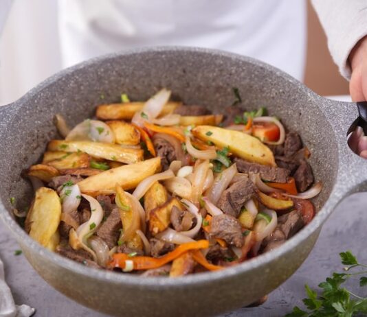 Приготовление гуляша из свинины