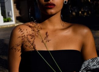 Татуировка под грудью: тренд или интимный символ?