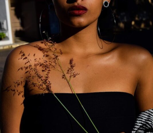 Татуировка под грудью: тренд или интимный символ?