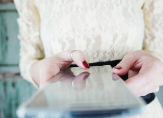 Подпись на открытке на свадьбу: как правильно составить