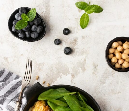 Яйцо с брокколи на сковороде