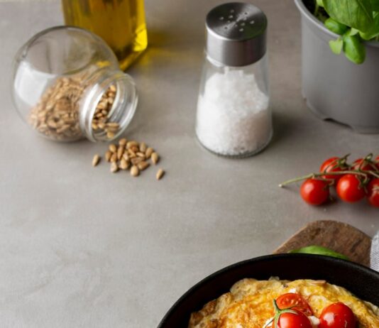 Приготовление омлета с помидорами