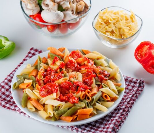 Макароны по-флотски с помидором