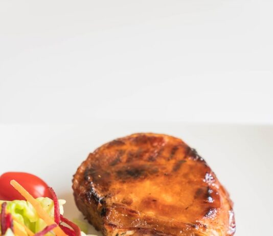 Свиная рулька запечена в духовке