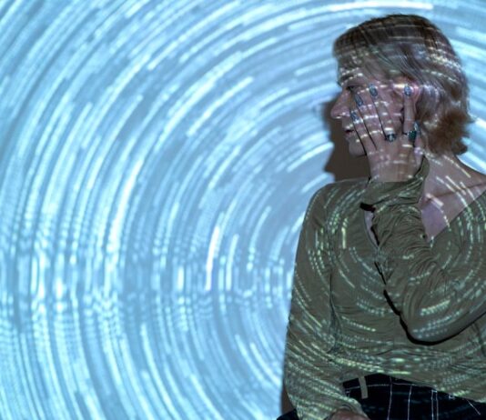 Полное внутреннее отражение в оптоволокне