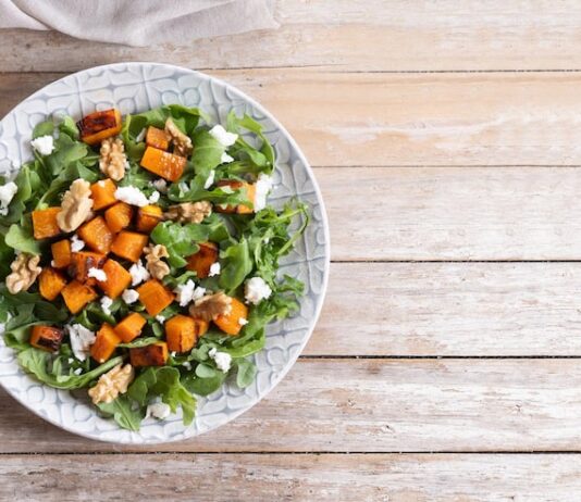 Постный салат с жареными шампиньонами