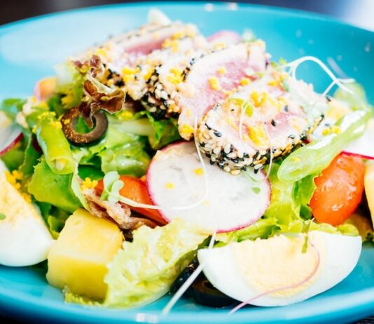 Рецепты салатов с копченой скумбрией