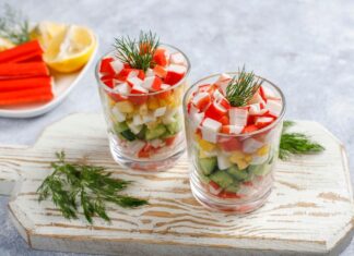 Салат с крабовыми палочками и яблоком