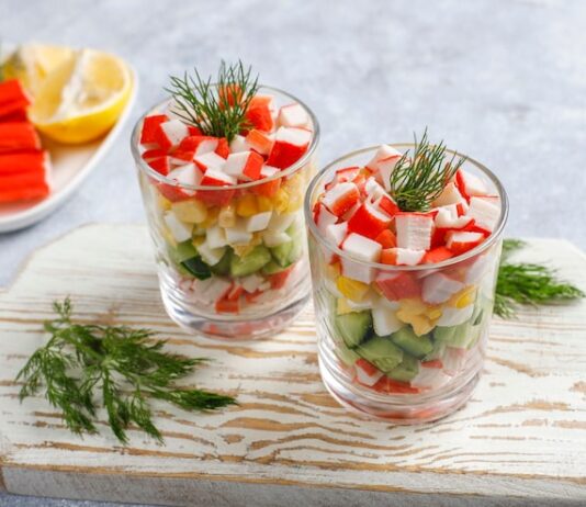 Салат с крабовыми палочками и яблоком