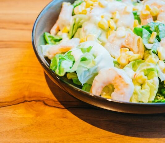 Крабовые палочки, яйца и кукуруза: простой и вкусный салат