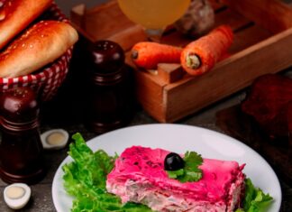 Легкий салат с копченой колбасой