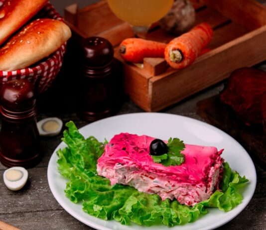 Легкий салат с копченой колбасой