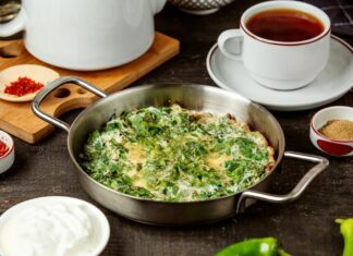 Шпинат с Яйцами на Сковородке