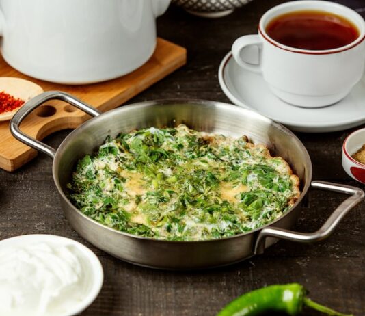 Шпинат с Яйцами на Сковородке